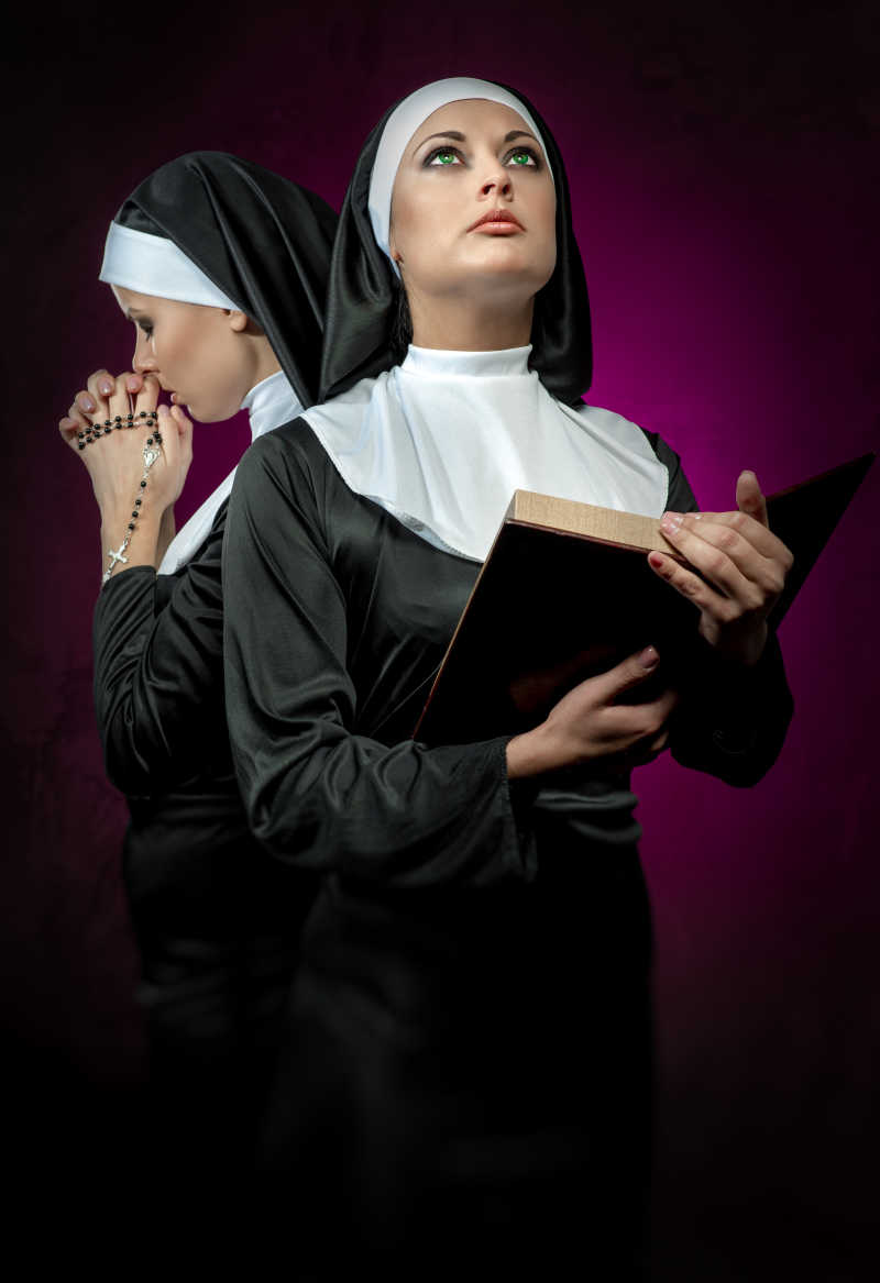 两个念经的修女