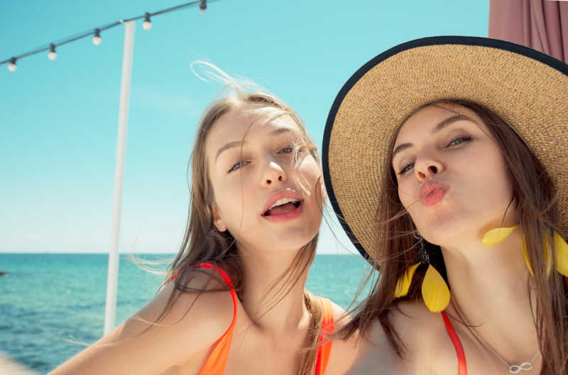 游艇上自拍的两个美女