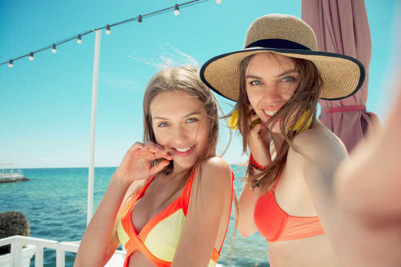 自拍的两个泳装美女