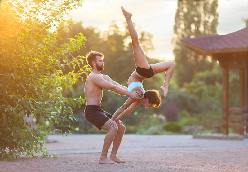 练习瑜伽的夫妇
