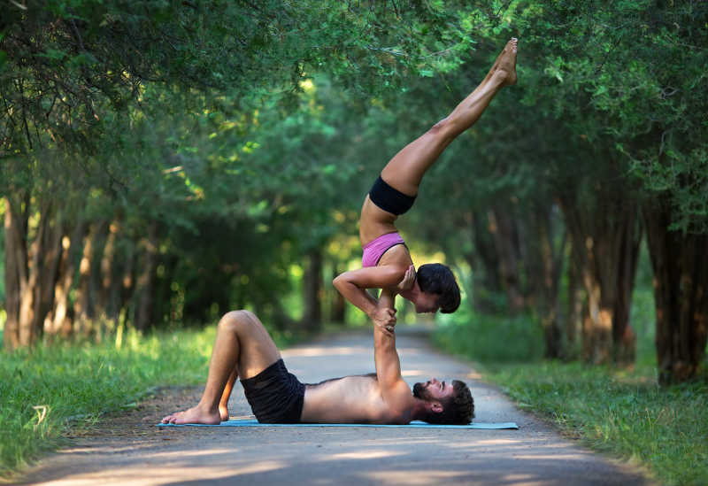 练习瑜伽的两个人