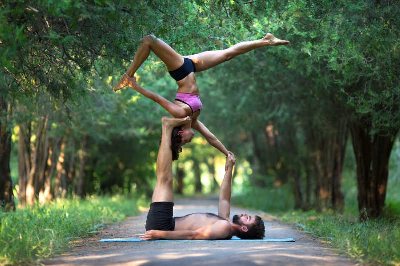 瑜伽垫上练习瑜伽的两个人