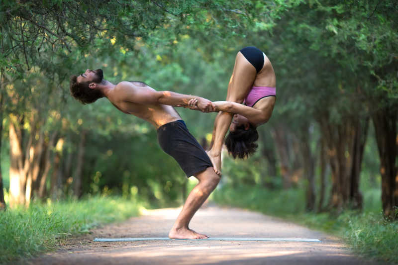 瑜伽垫上练习高难度瑜伽的两个人