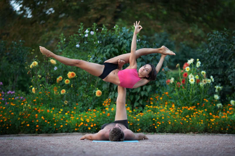 公园小路上练习瑜伽的两个人