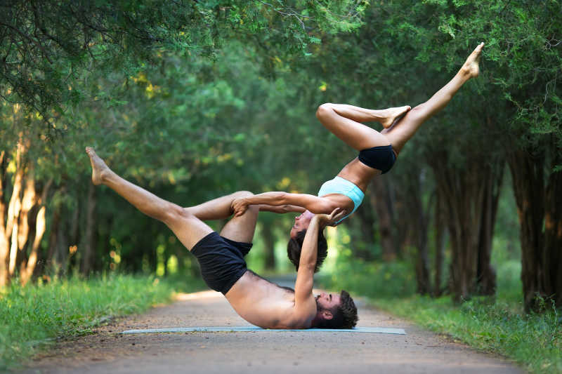 练习高级瑜伽的两个人