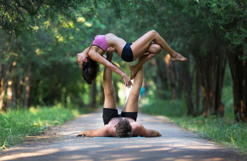 练习瑜伽的两个成人