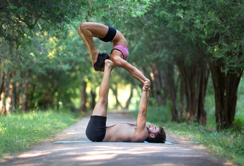 公园里练习瑜伽的两个人