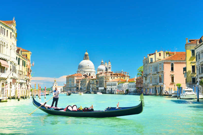 威尼斯湖泊上的小艇