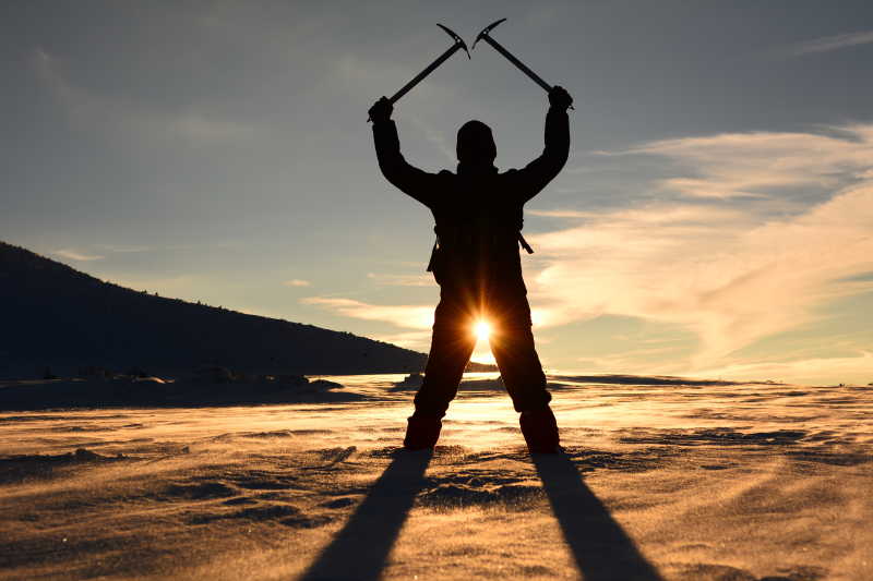 登山者庆祝成功的剪影