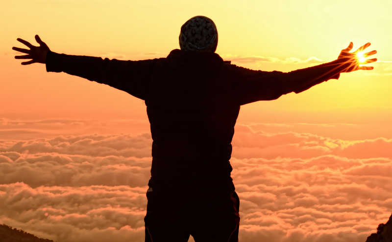 站立在云海之上的人