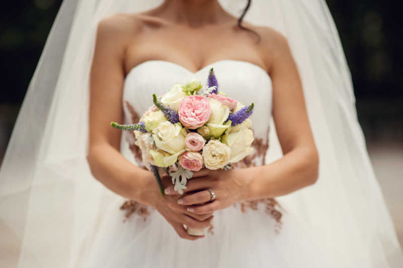 新娘手捧婚礼花束