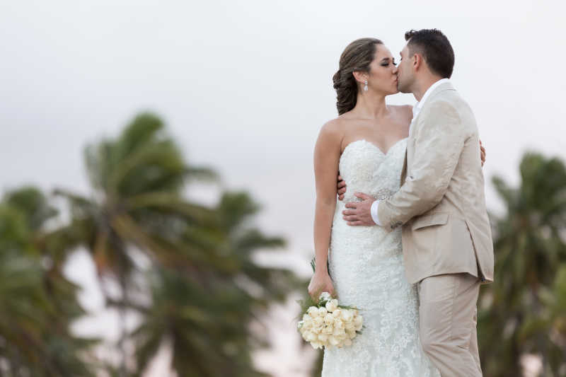 正在接吻的新郎新娘