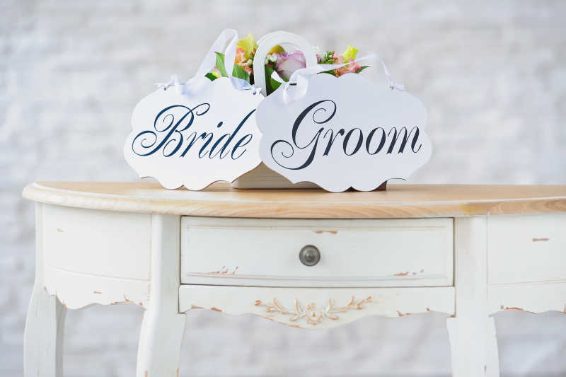 老式餐桌上的鲜花