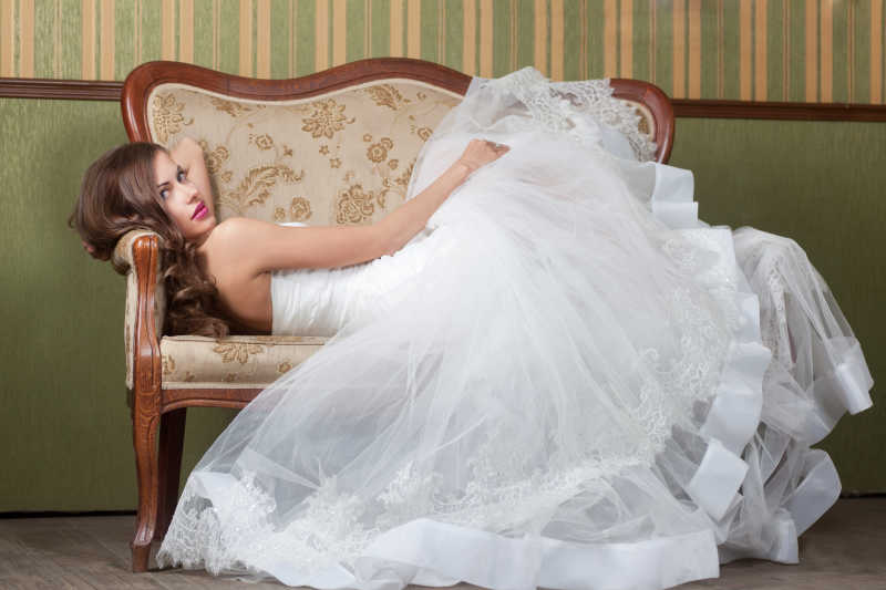 美丽的新娘躺在沙发上