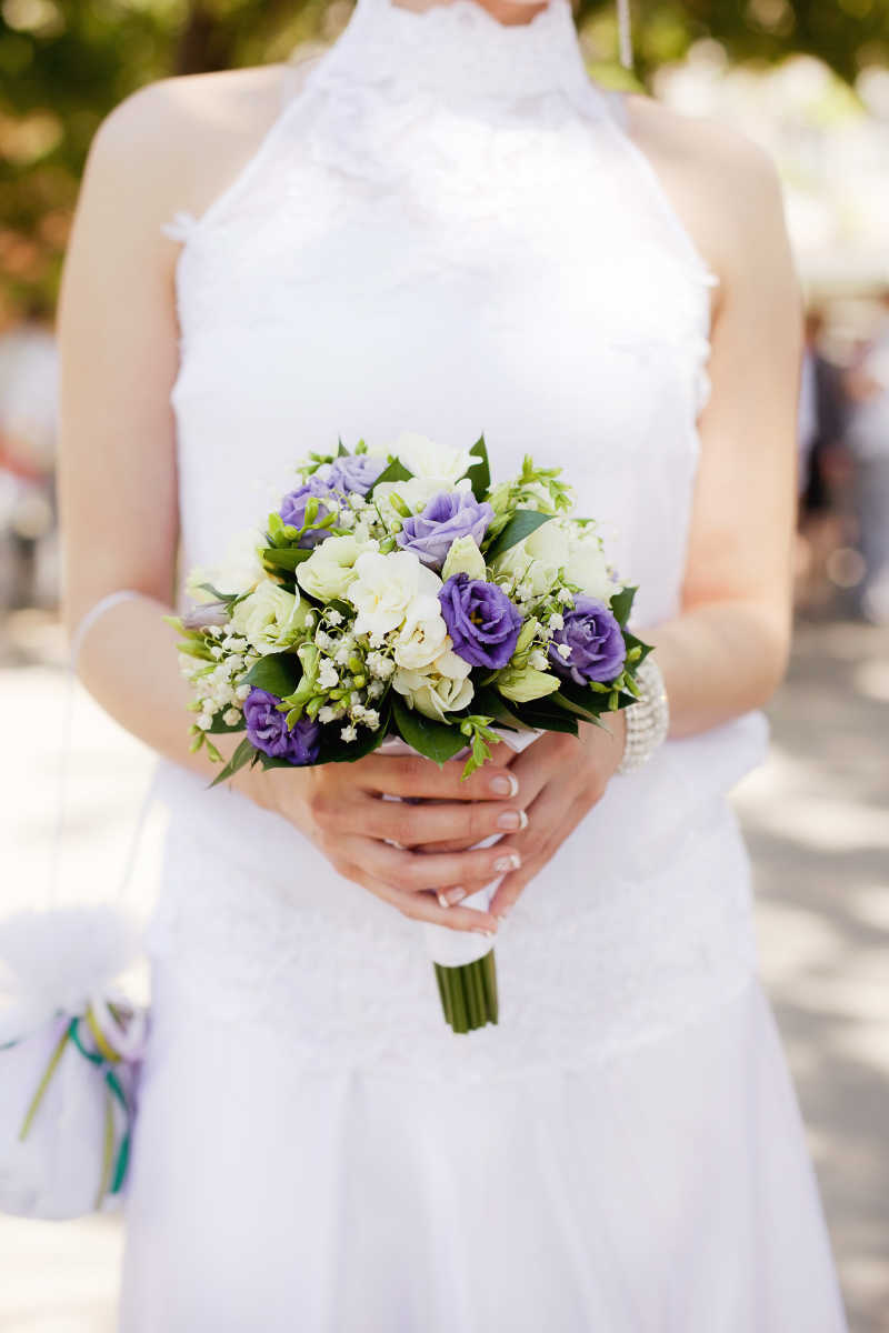 白色婚纱女人手中的花束