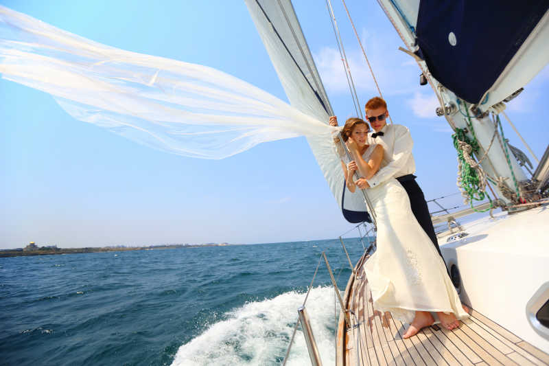 乘游艇旅行的新郎和新娘