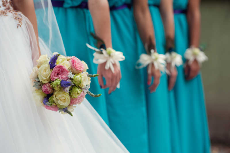 婚礼当天伴娘和花