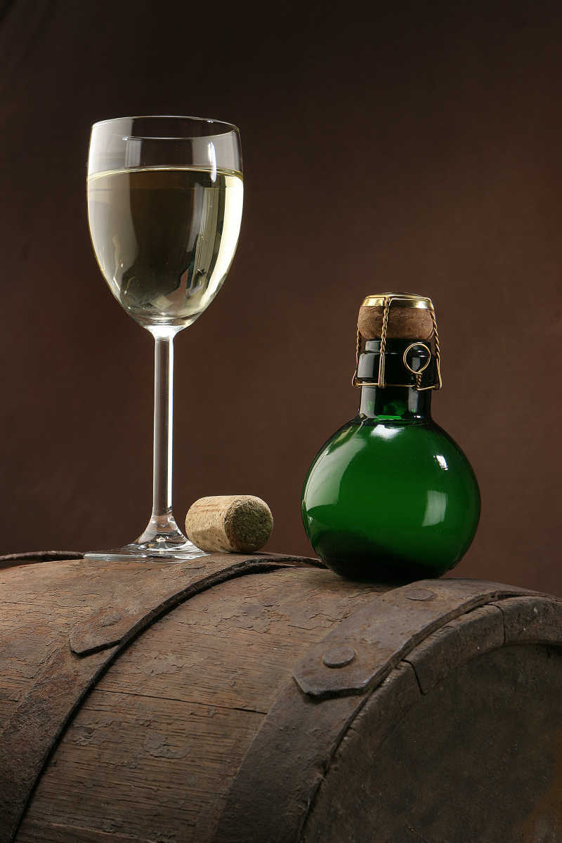 葡萄酒桶上的一杯白色葡萄酒