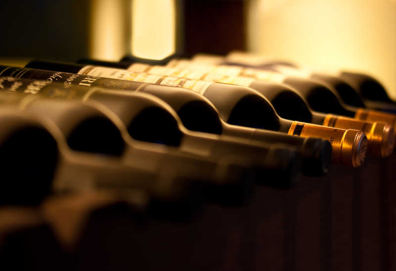 木质酒驾上陈列的红酒瓶