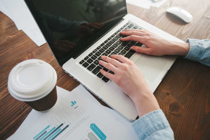 正在使用笔记本编写数据的商人