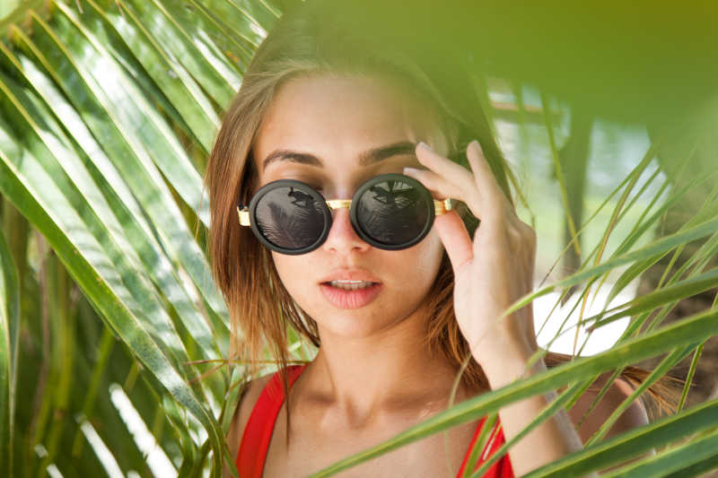 手抚着墨镜的美女