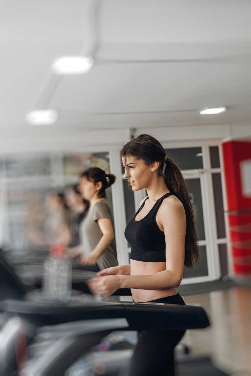 跑步机上的美丽女孩