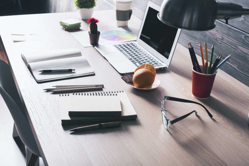 休闲的背光的办公桌面背景