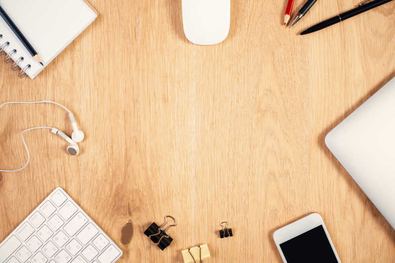 木制桌面的电子设备和文具项目