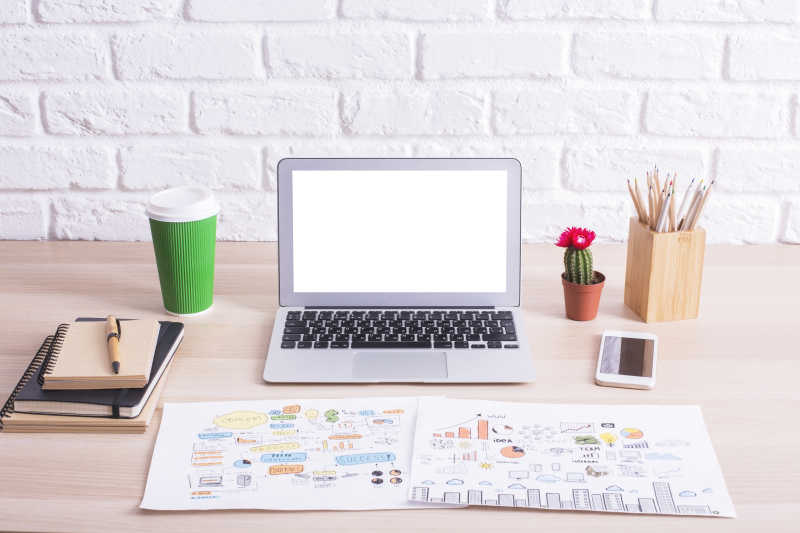 创意时尚桌面空白的笔记本电脑的屏幕