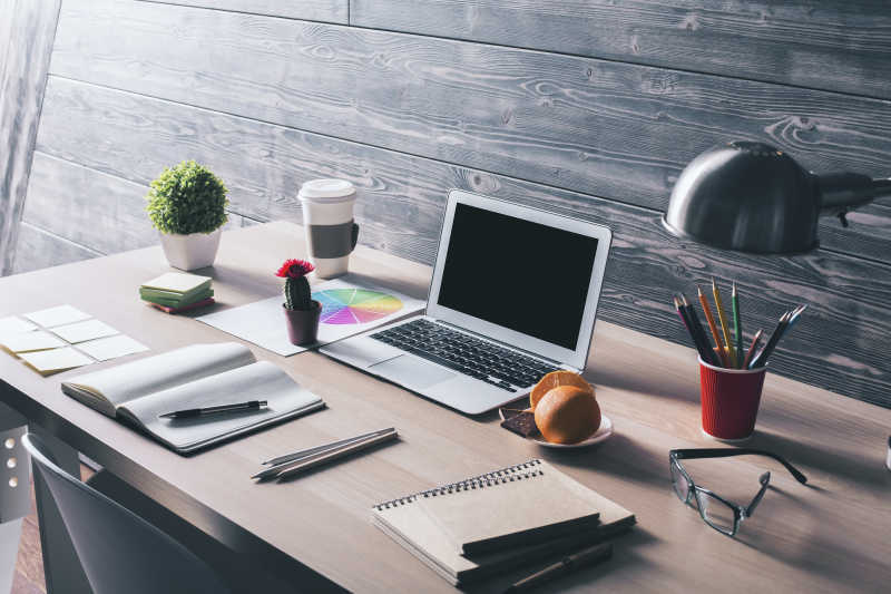 创意设计师办公桌的侧面