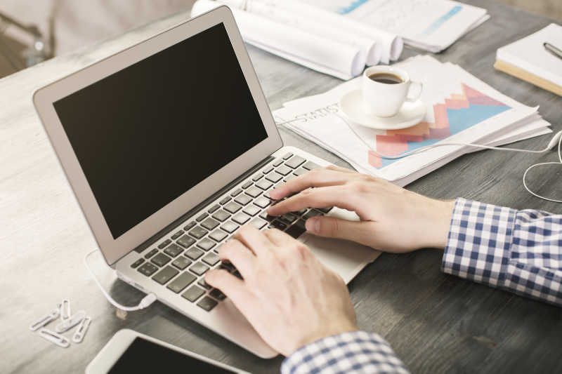 男子在舒适的办公场所工作