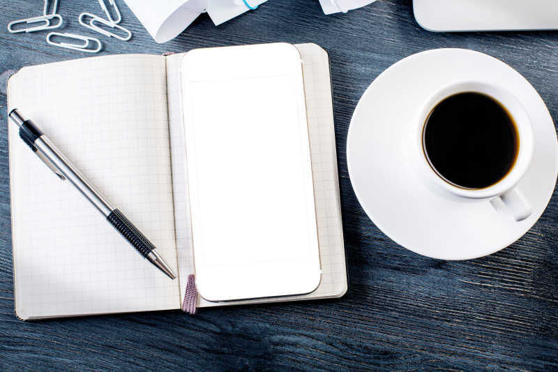 空白白色手机在记事本上