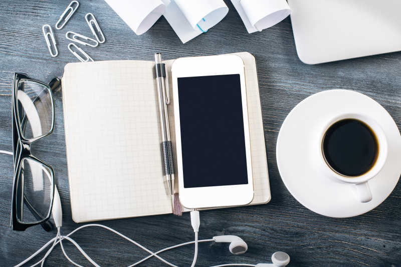 工作场所带耳机的空白智能手机