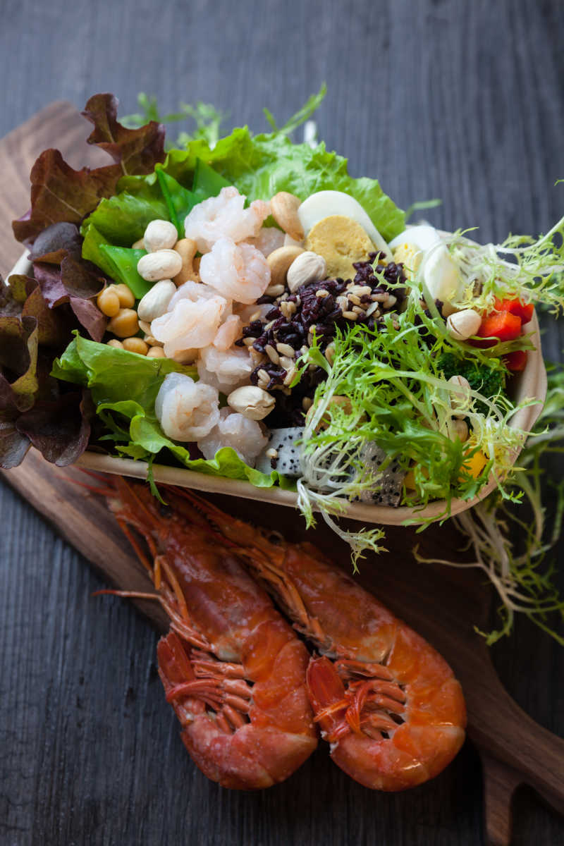 健康的龙虾和蔬菜豆类美食