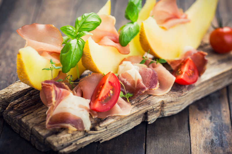 木板上的美味火腿哈密瓜食材