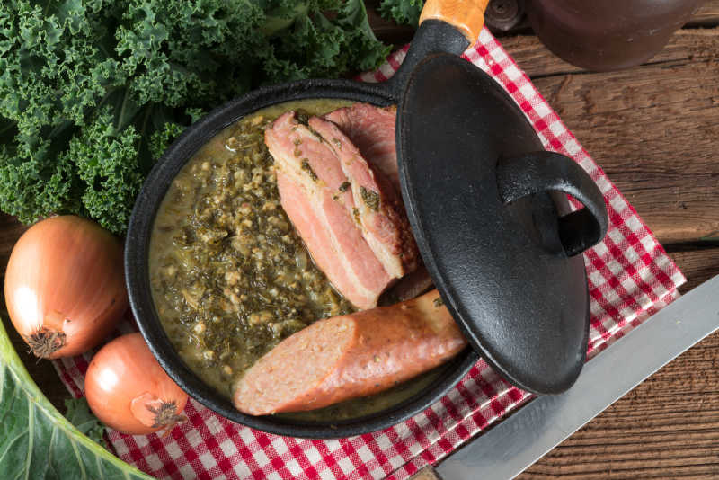 煮好的美味猪肉蔬菜汤