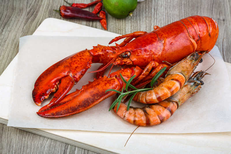 新鲜的龙虾和虾