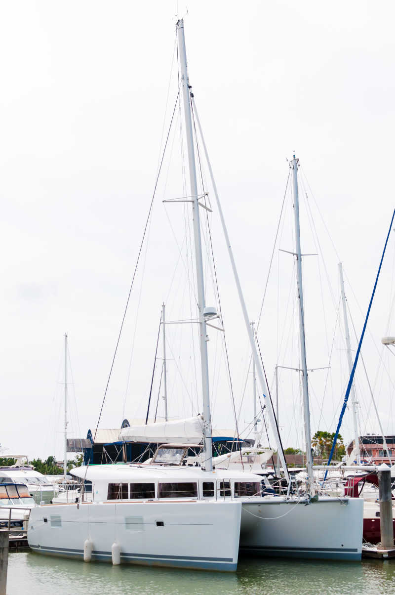 停靠在岸边的白色帆船