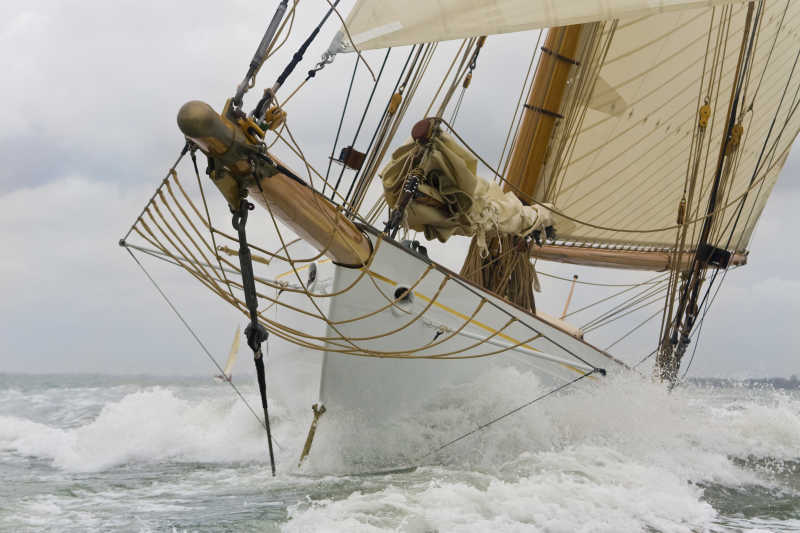 在海上乘风破浪航行的帆船