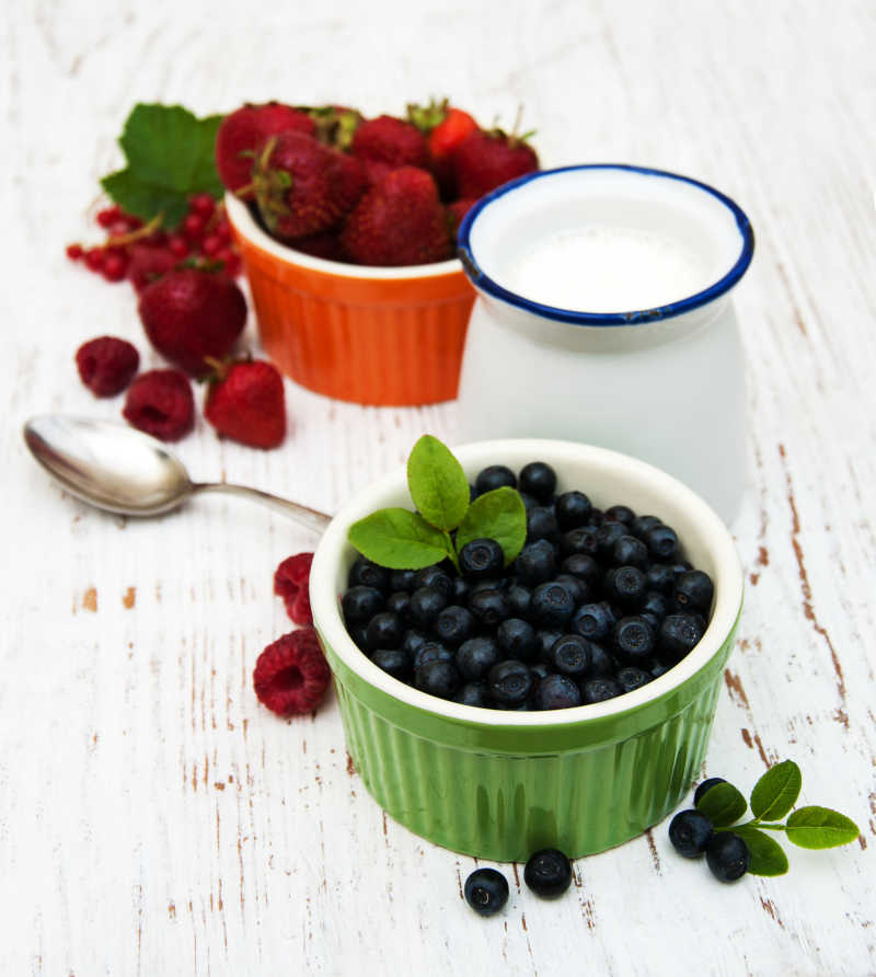 盛满杯子的草莓蓝莓和酸奶