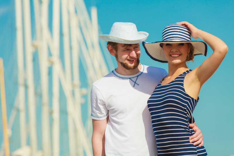 码头上的游客夫妇