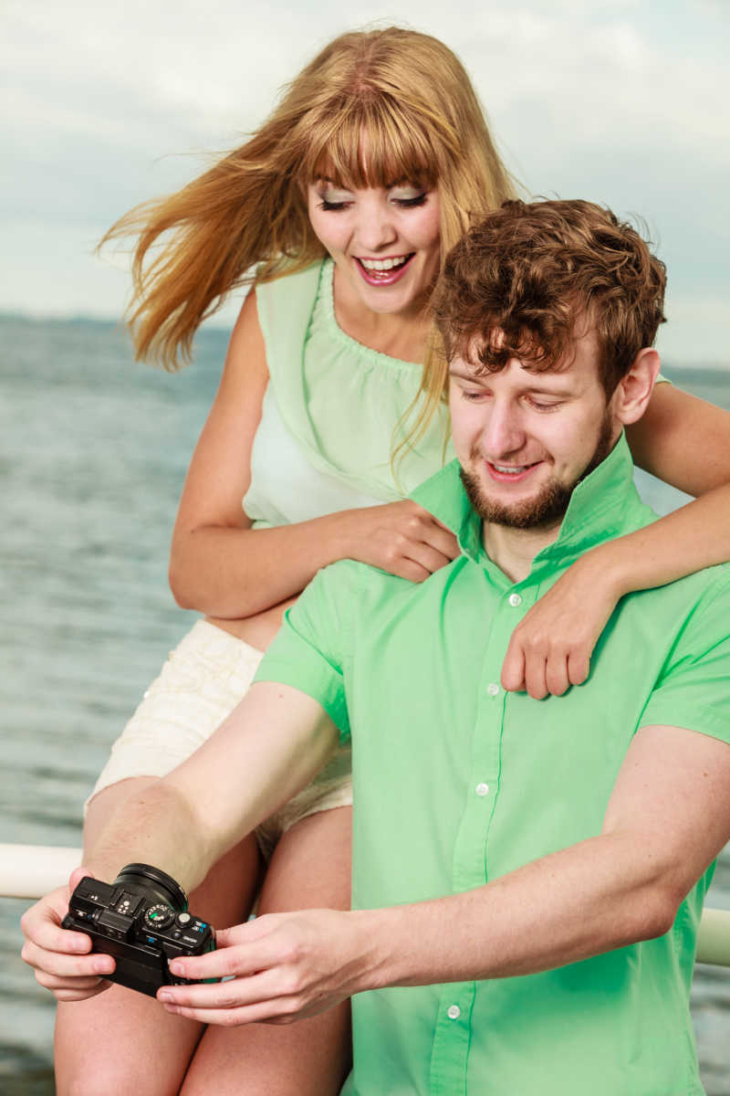 相爱的年轻情侣在码头上自拍