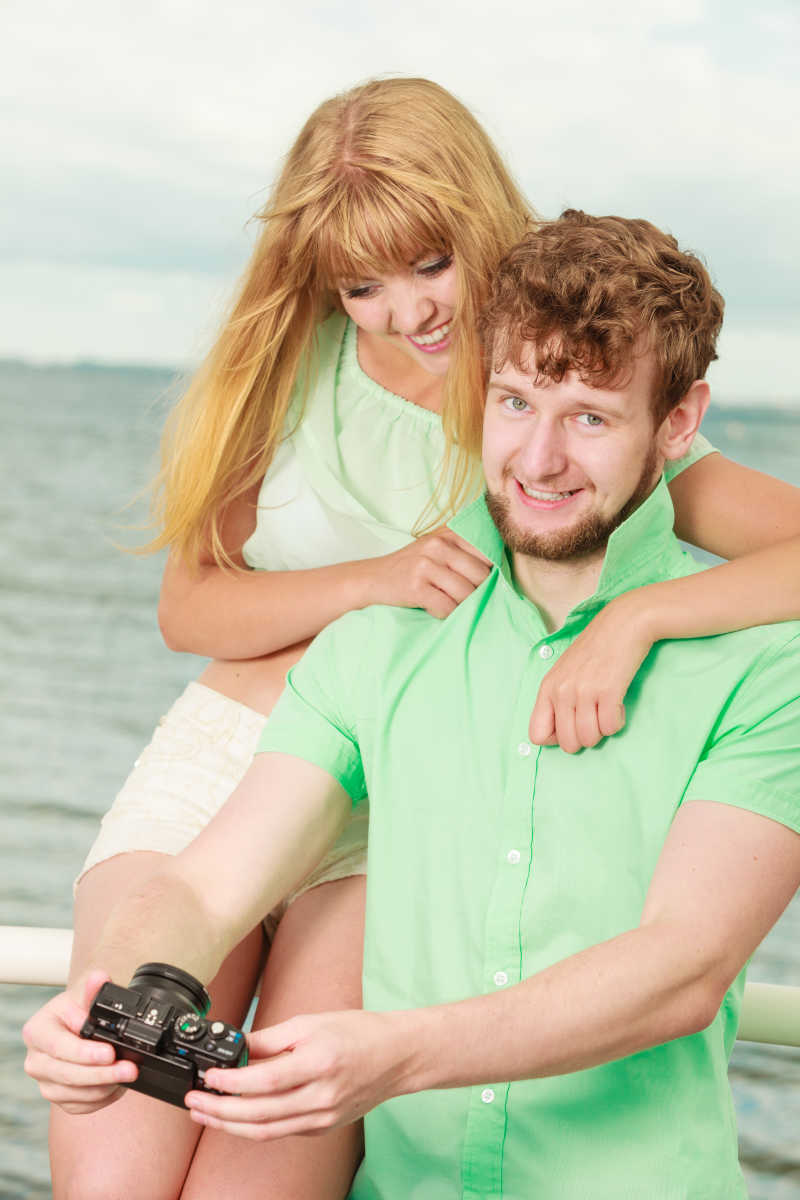 用相机自拍的年轻情侣