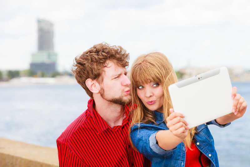 年轻夫妇在户外自拍