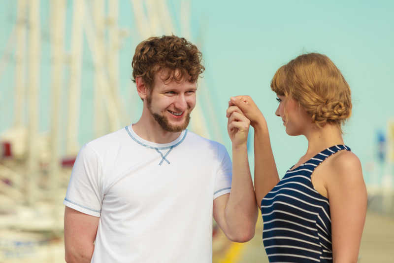 游艇前热恋中的情侣