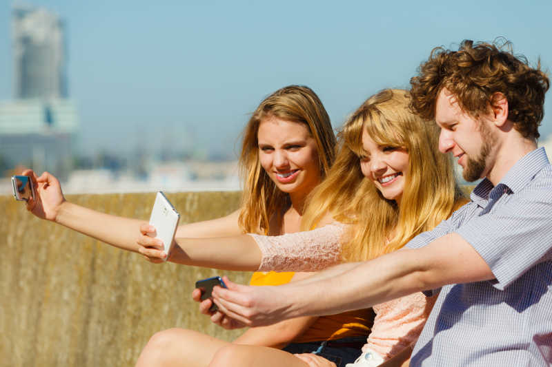 与朋友用手机自拍