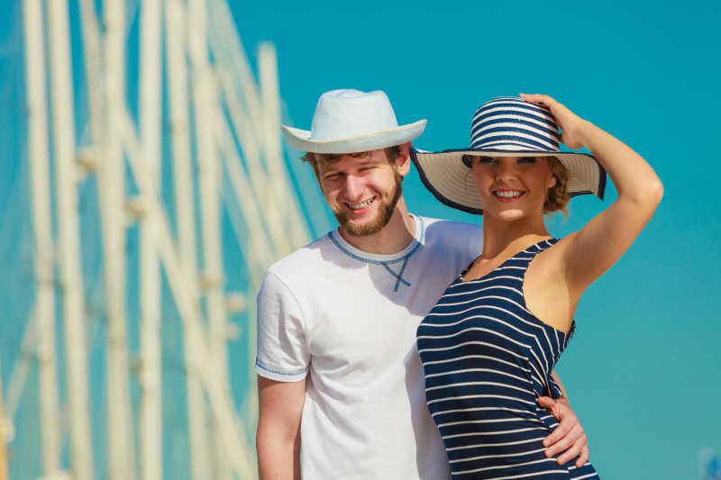 港口码头上的游客夫妇