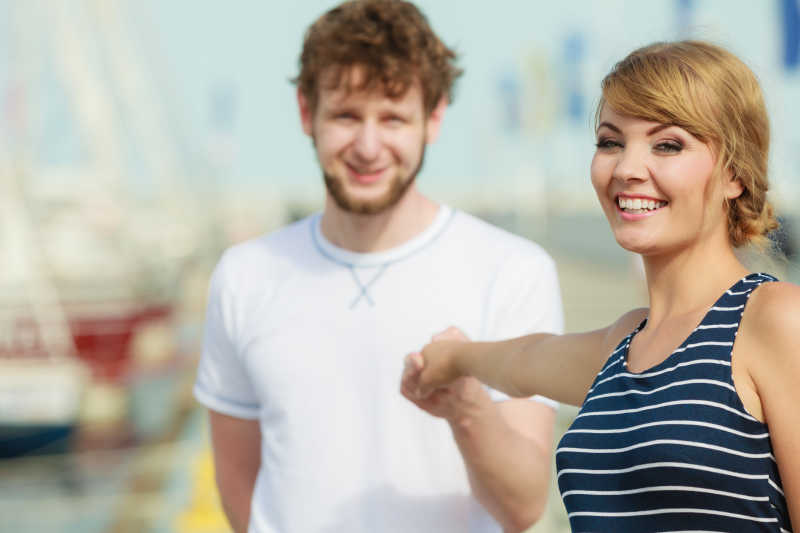 游艇码头上的游客夫妇