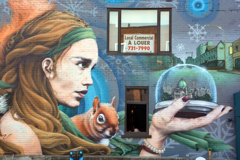 街头艺术女人举着圣约瑟夫的演讲雪球