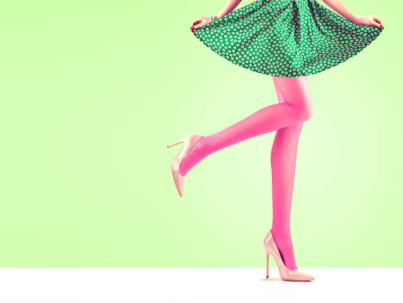 穿着时尚短裙的魅力美腿